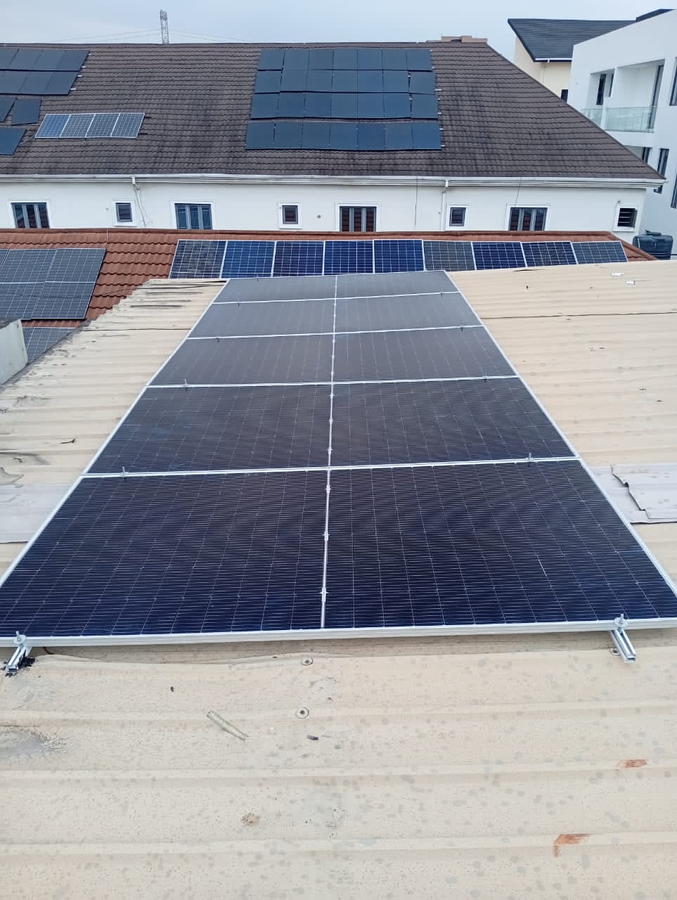 Rooftop solar panel array